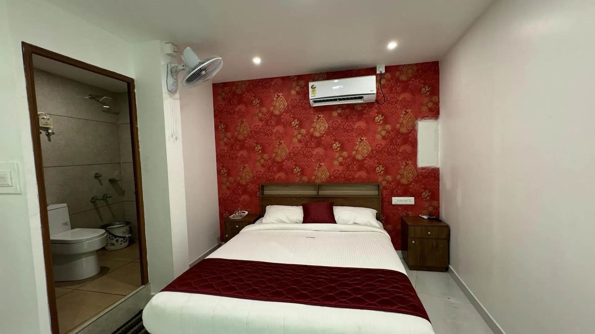 Hotel Amsher Suit Lulu Mall Road Kochi 3*,