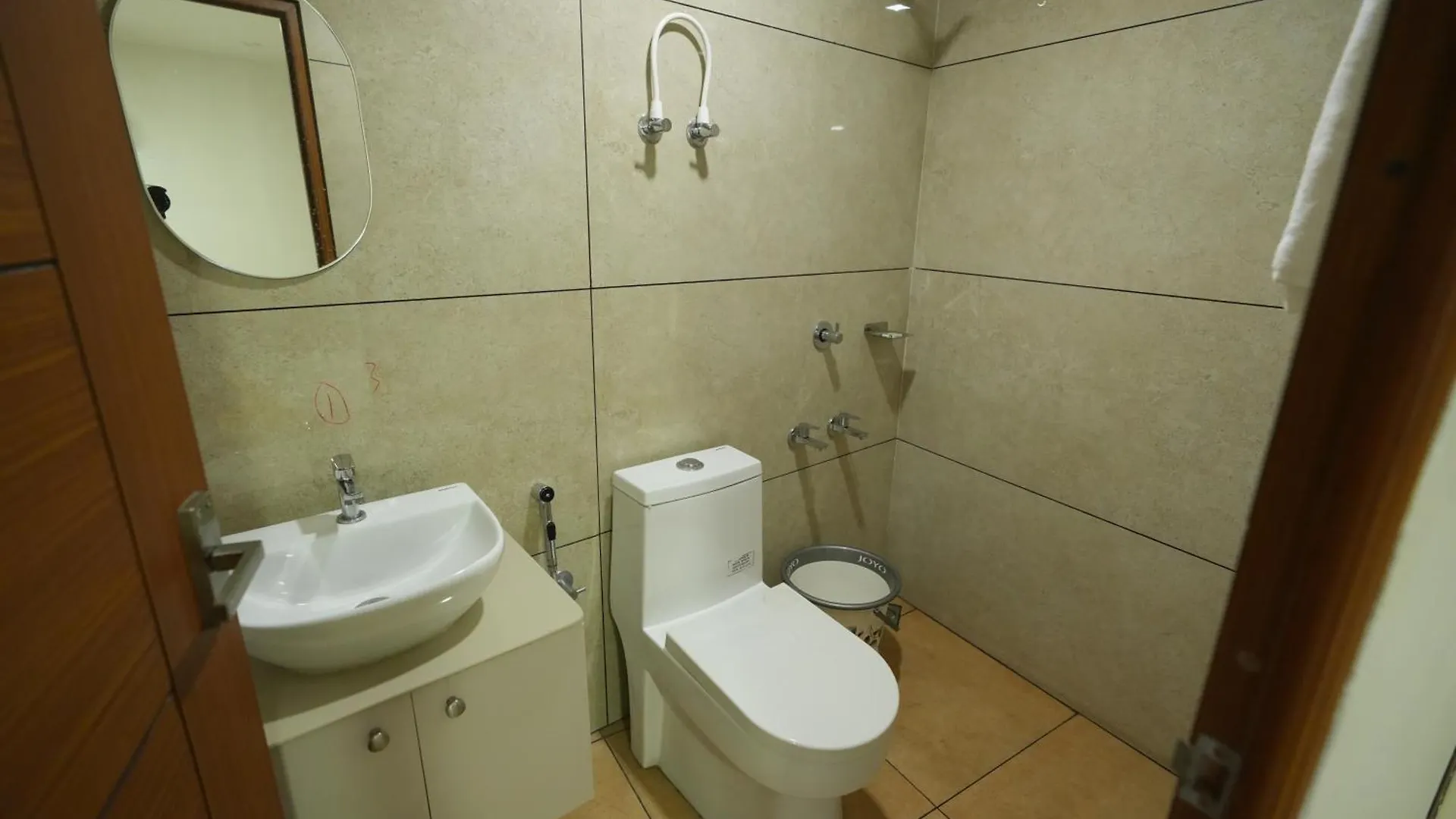 Hotel Amsher Suit Lulu Mall Road Kochi