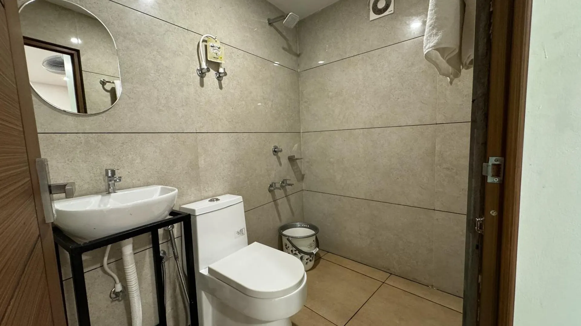 Amsher Suit Lulu Mall Road Hotel Kochi India