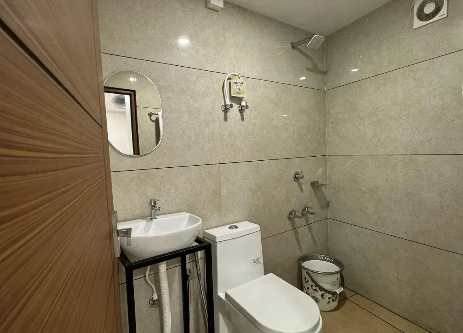 Amsher Suit Lulu Mall Road Hotel Kochi