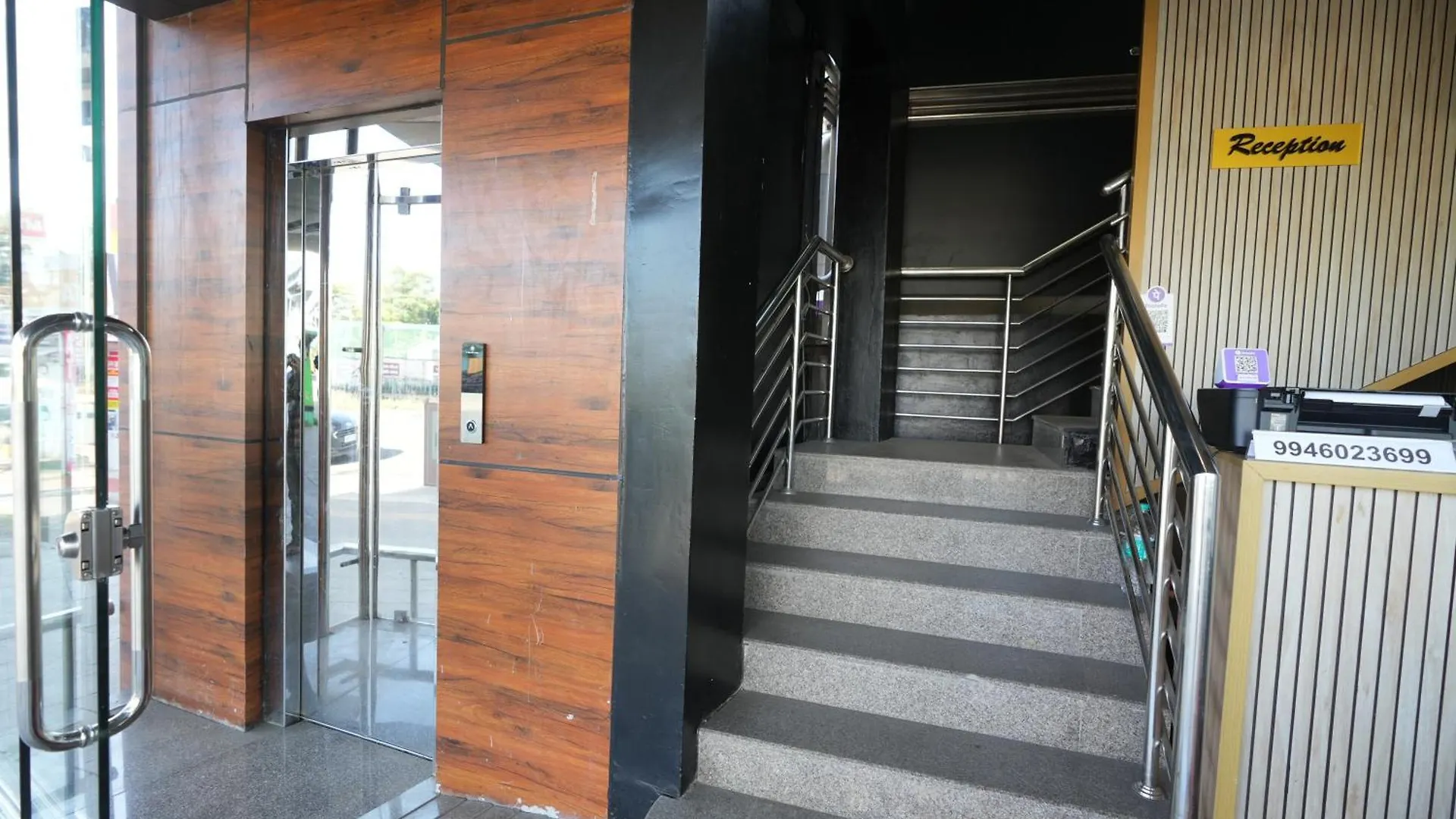 Amsher Suit Lulu Mall Road Hotel Kochi